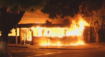 Incêndio destrói anexo de bar no Setor Marista, em Goiânia